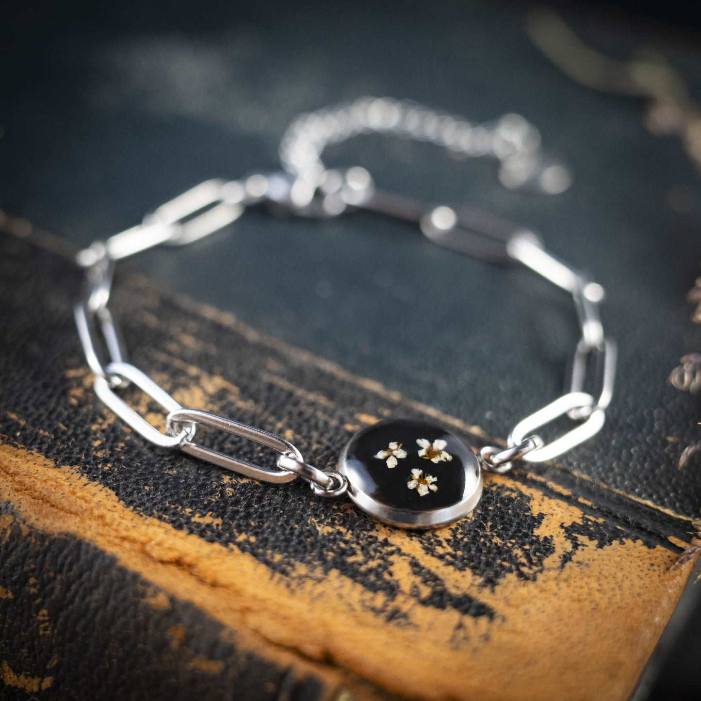 Süßes Armband mit echten Wilde Möhre Blüten, Edelstahl silberfarben