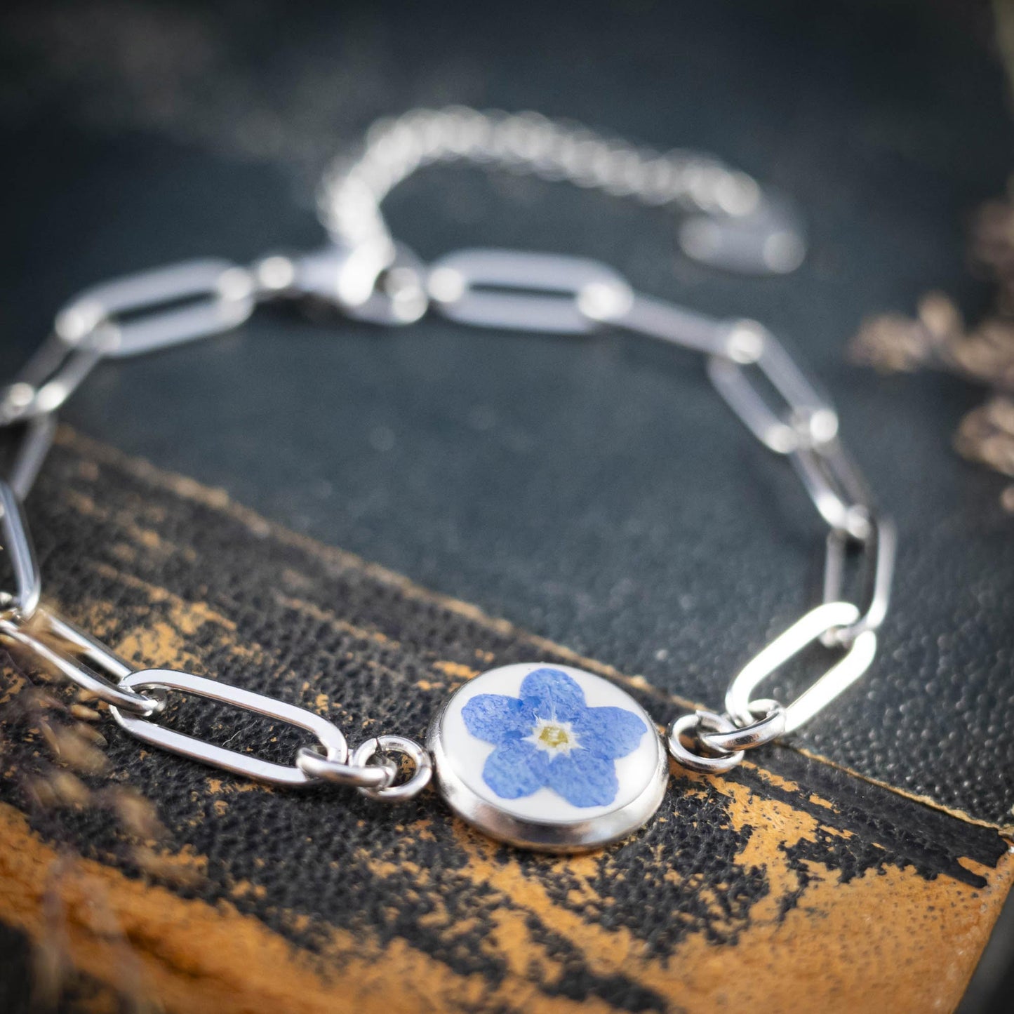 Süßes Armband mit echter Vergissmeinnicht Blüte, Edelstahl silberfarben