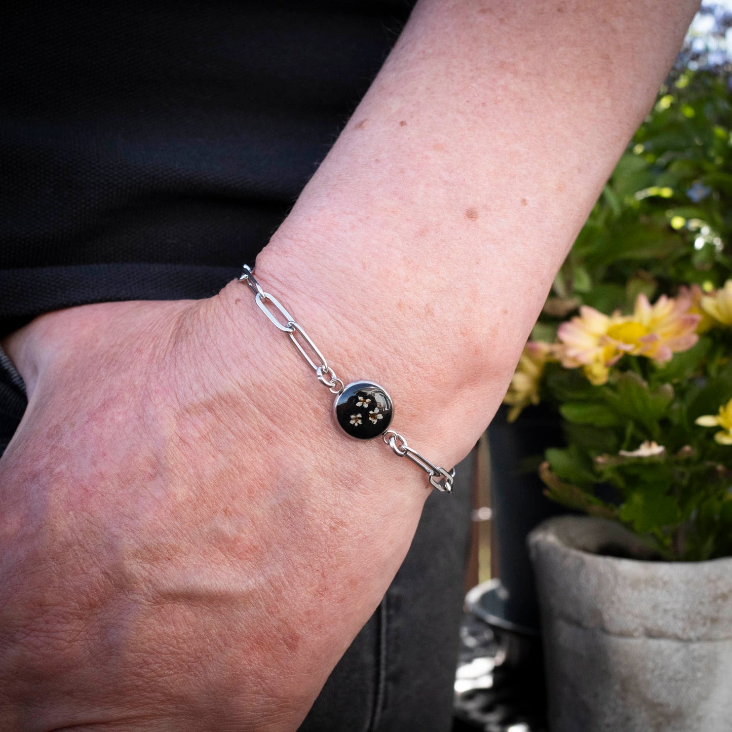 Süßes Armband mit echten Wilde Möhre Blüten, Edelstahl silberfarben