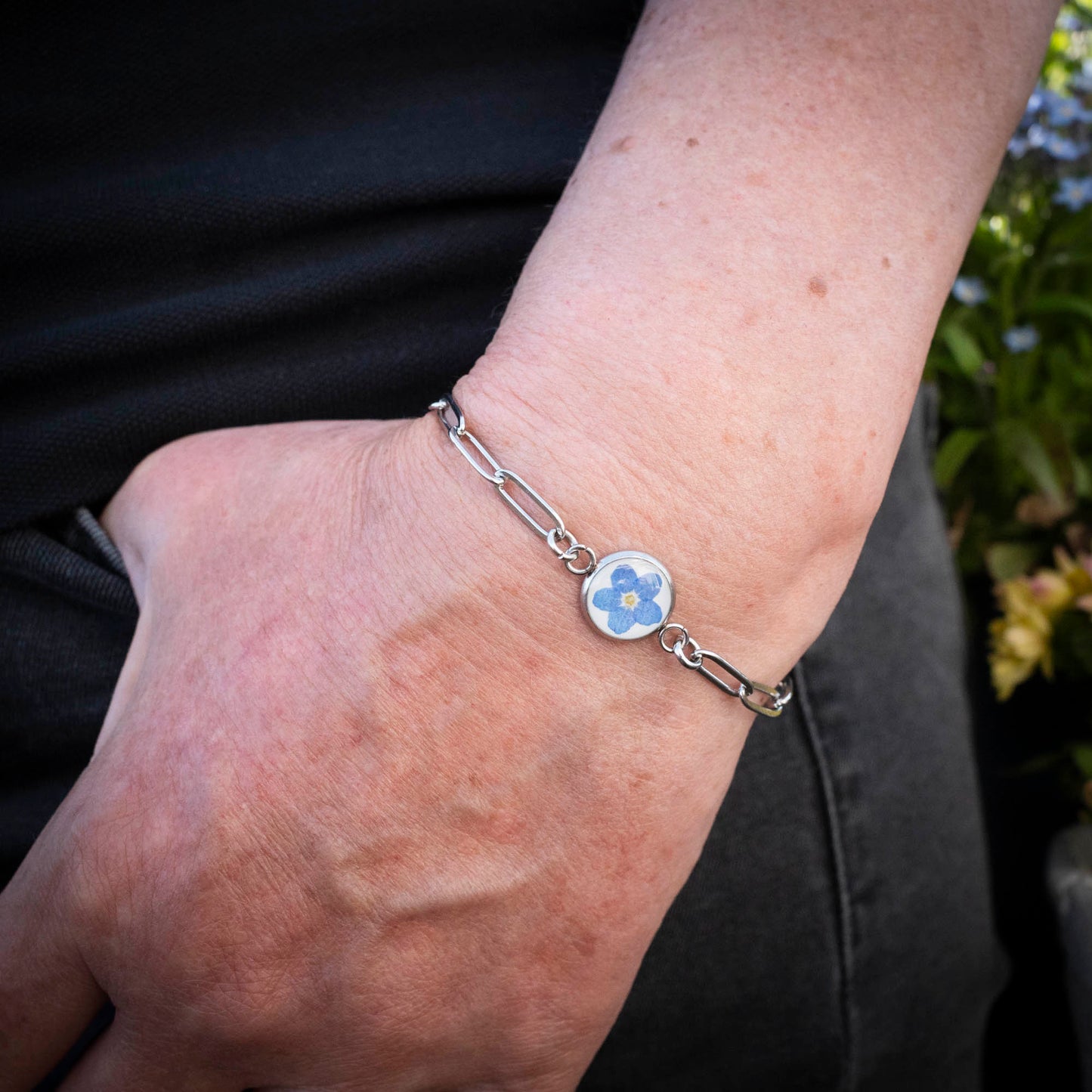 Süßes Armband mit echter Vergissmeinnicht Blüte, Edelstahl silberfarben