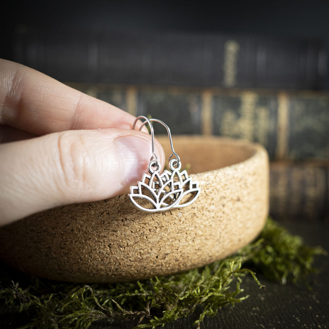 Ohrringe mit Lotosblume, Symbol für Reinheit & Erleuchtung, silberfarben