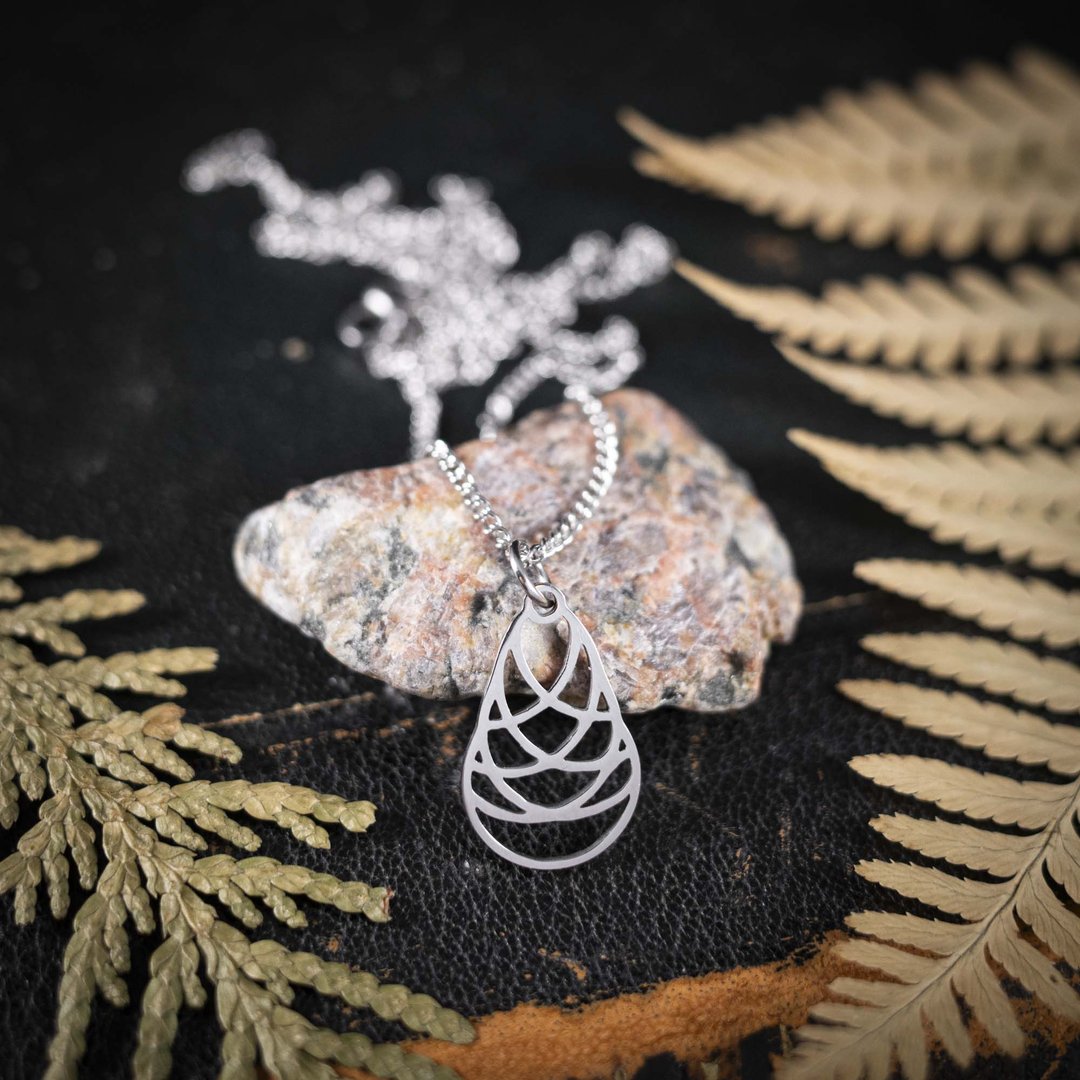 Kiefernzapfen Kette, Symbol für Ausdauer, Edelstahl silberfarben