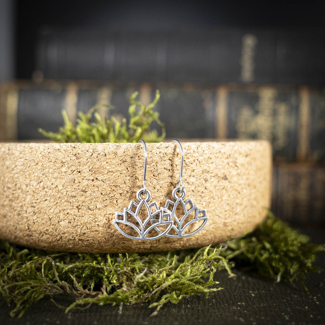Ohrringe mit Lotosblume, Symbol für Reinheit & Erleuchtung, silberfarben