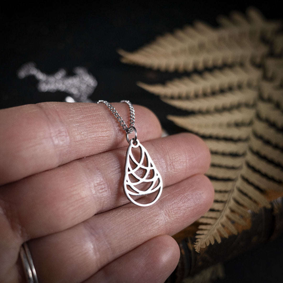Kiefernzapfen Kette, Symbol für Ausdauer, Edelstahl silberfarben
