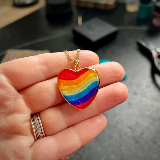 Herzanhänger in Regenbogenfarben, goldfarben – still, stark und voller Wärme