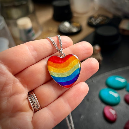 Herzanhänger in Regenbogenfarben, silberfarben – still, stark und voller Wärme