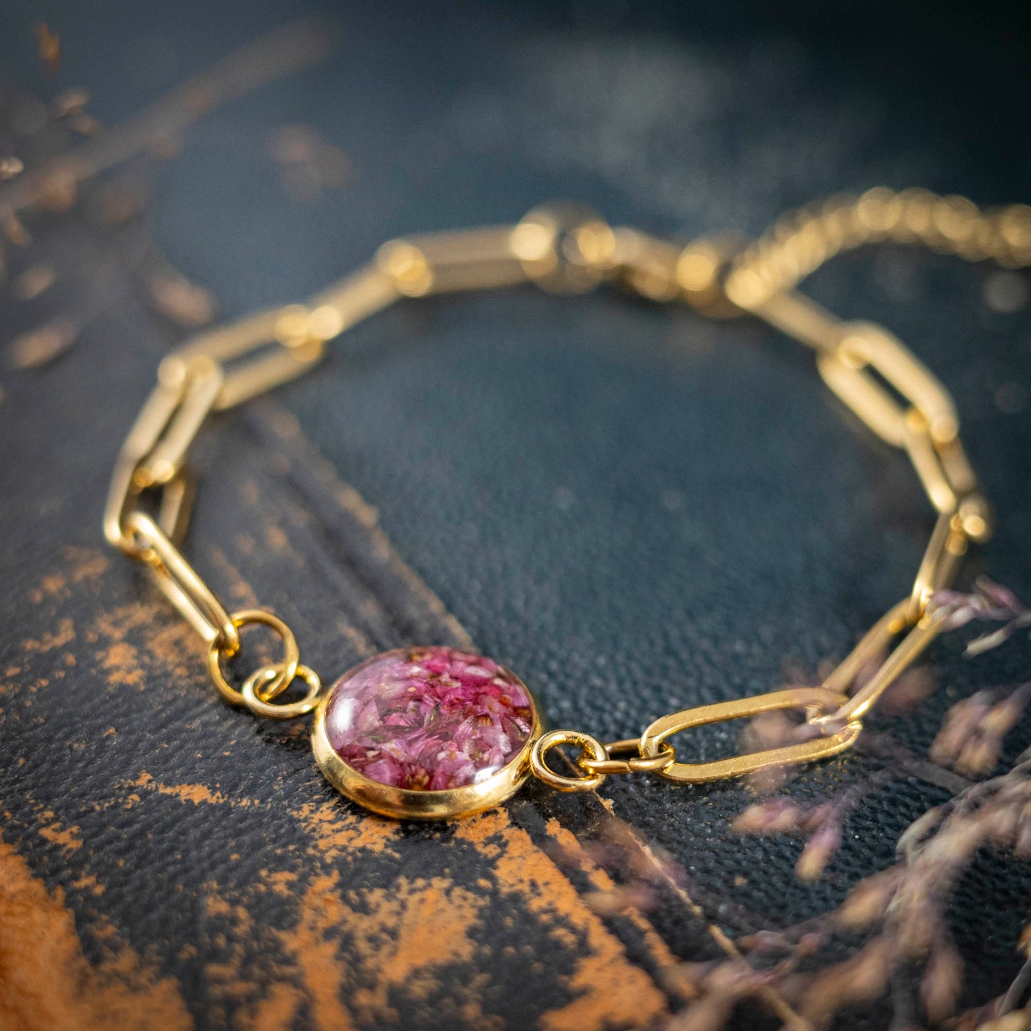 Süßes Armband mit echter Heidekraut Blüte, Edelstahl goldfarben