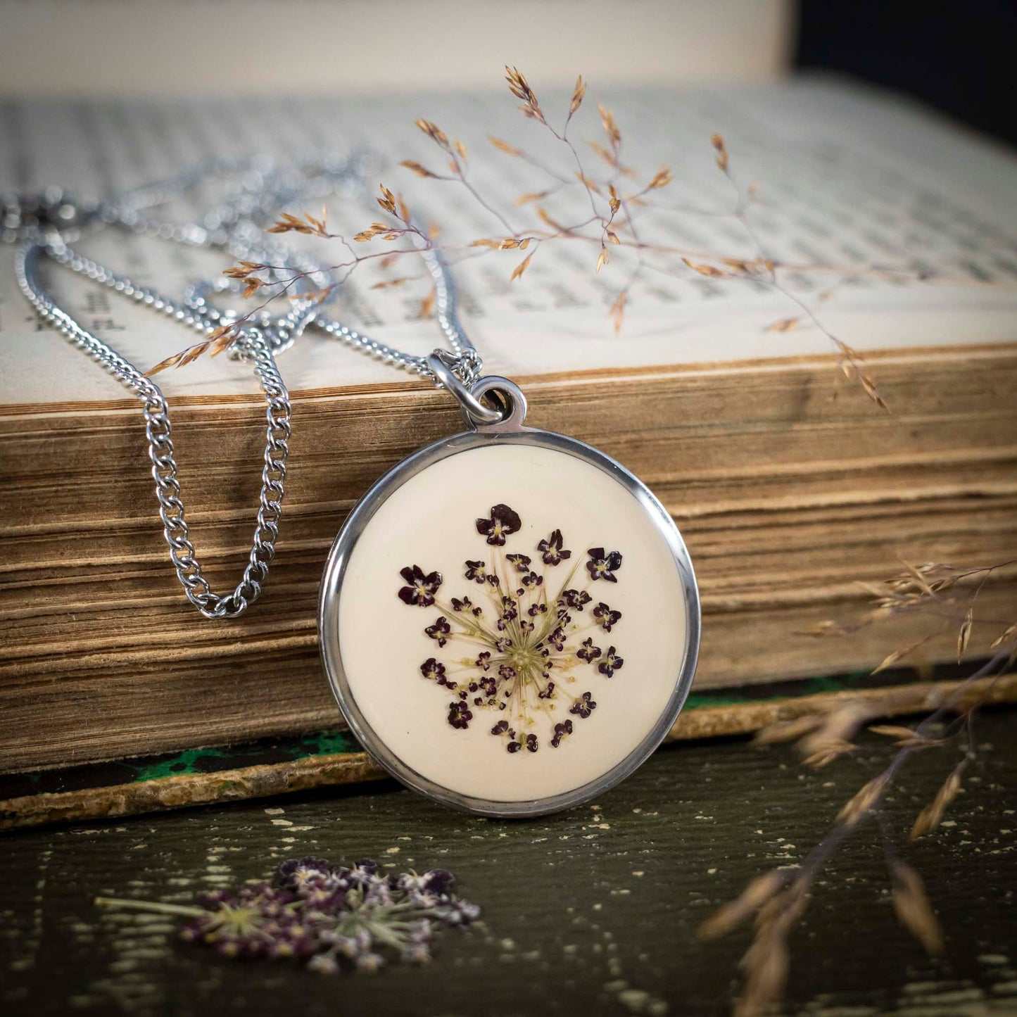 Wilde Möhre Medaillon creme, Edelstahl silberfarben