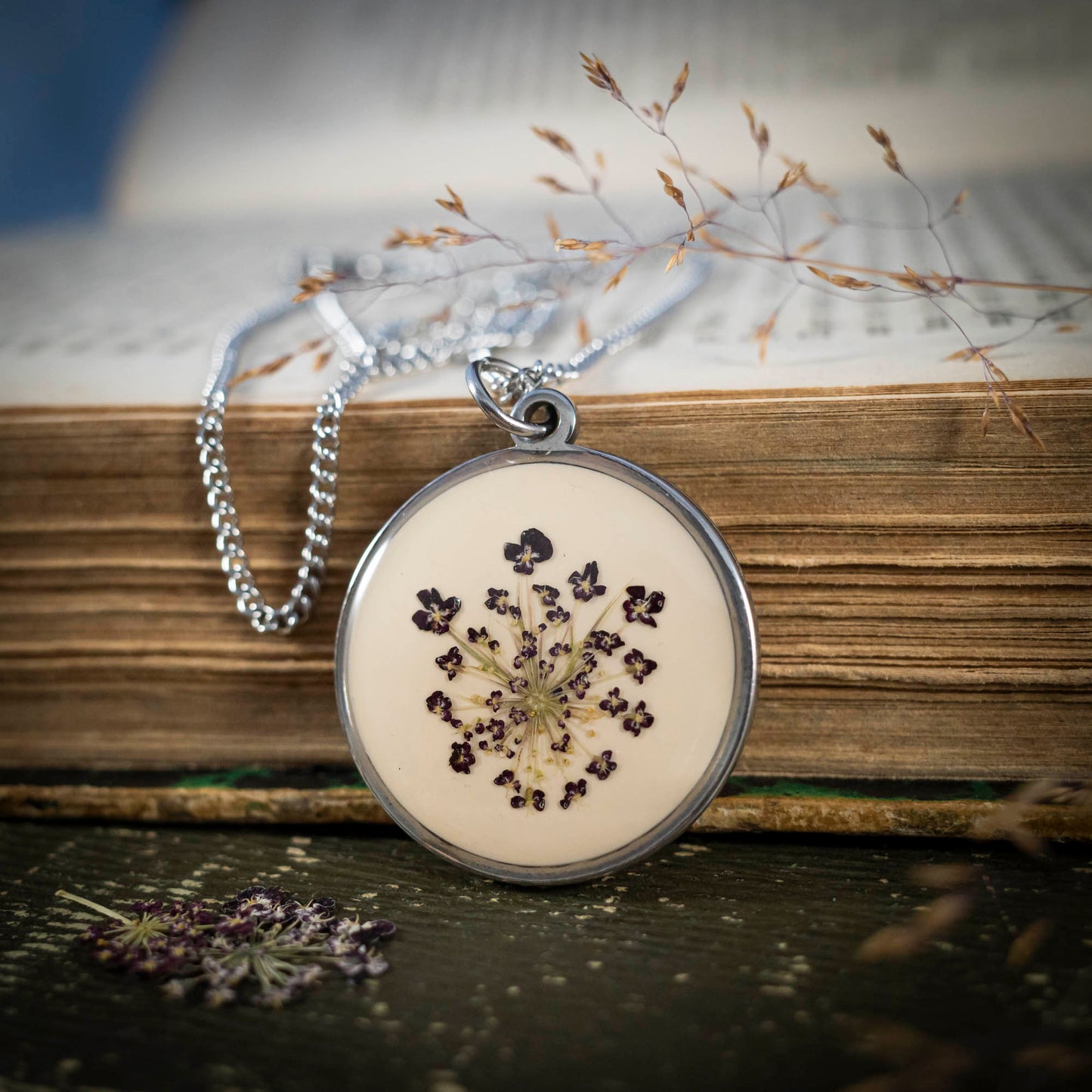 Wilde Möhre Medaillon creme, Edelstahl silberfarben