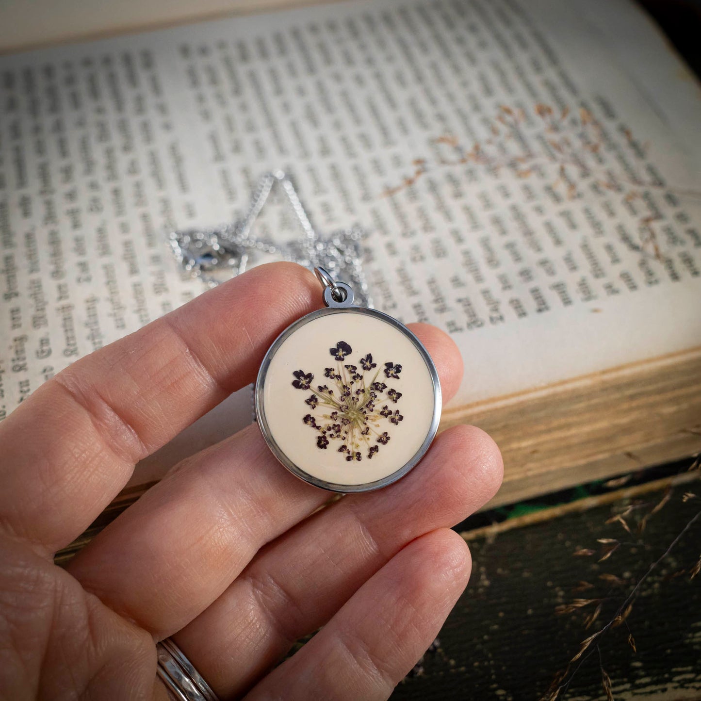 Wilde Möhre Medaillon creme, Edelstahl silberfarben