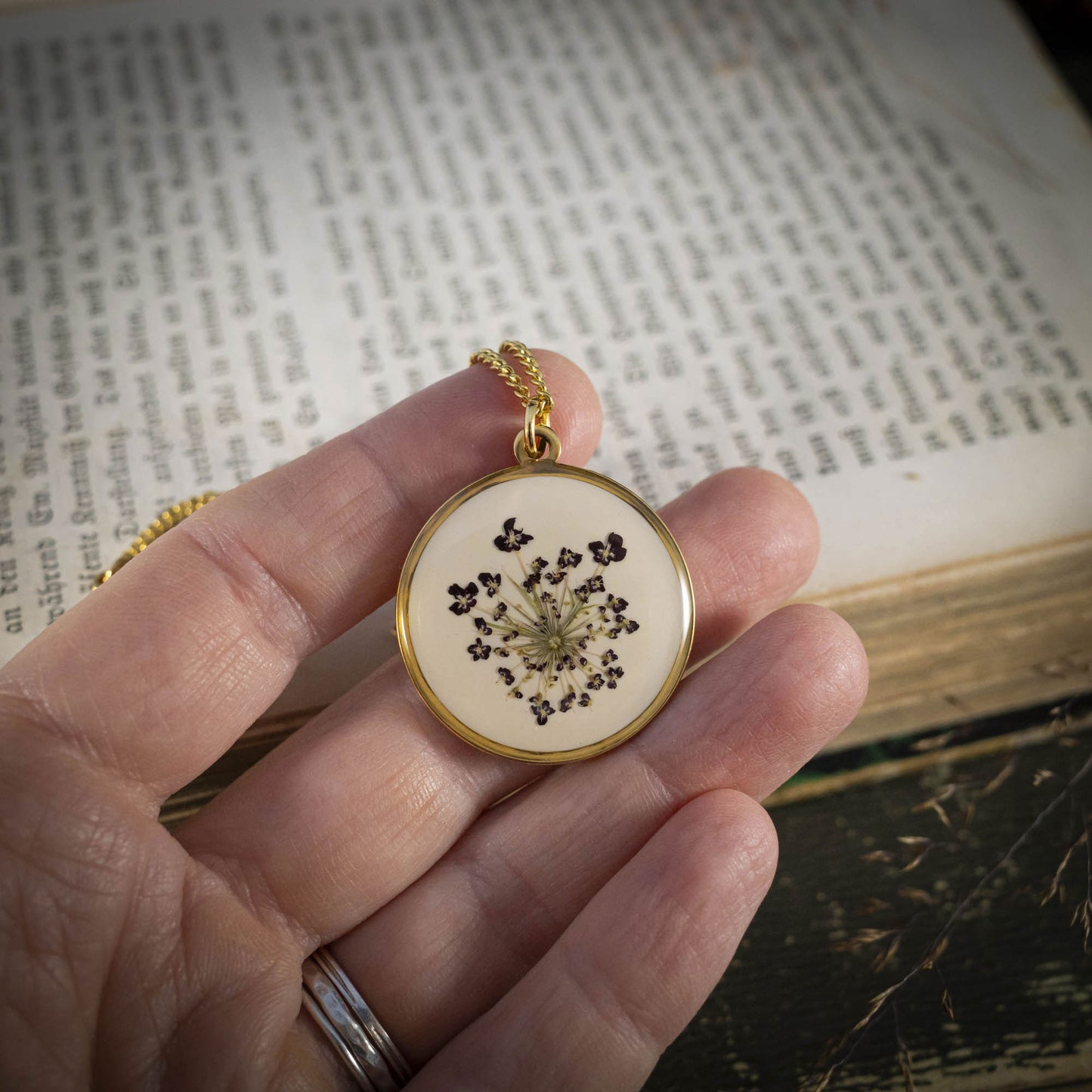 Wilde Möhre Medaillon creme, Edelstahl goldfarben