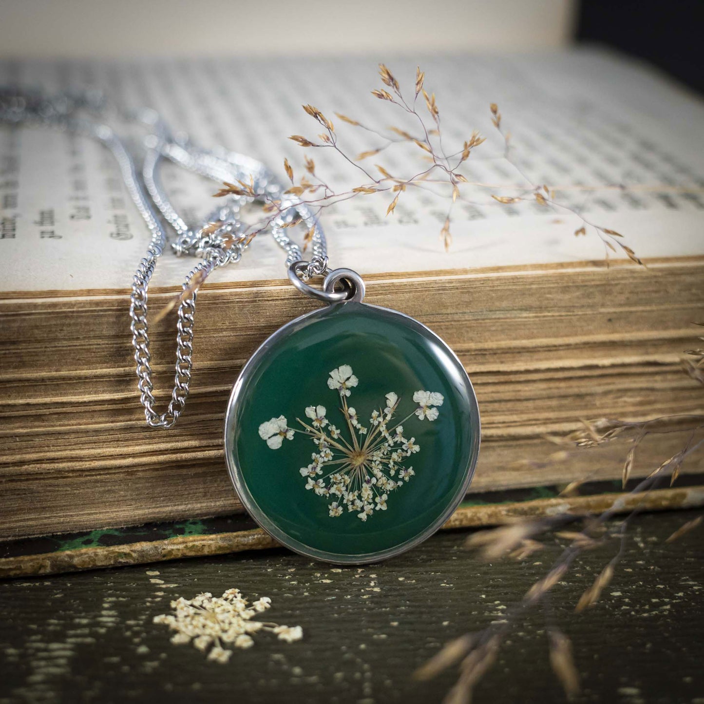 Wilde Möhre Medaillon grün, Edelstahl silberfarben