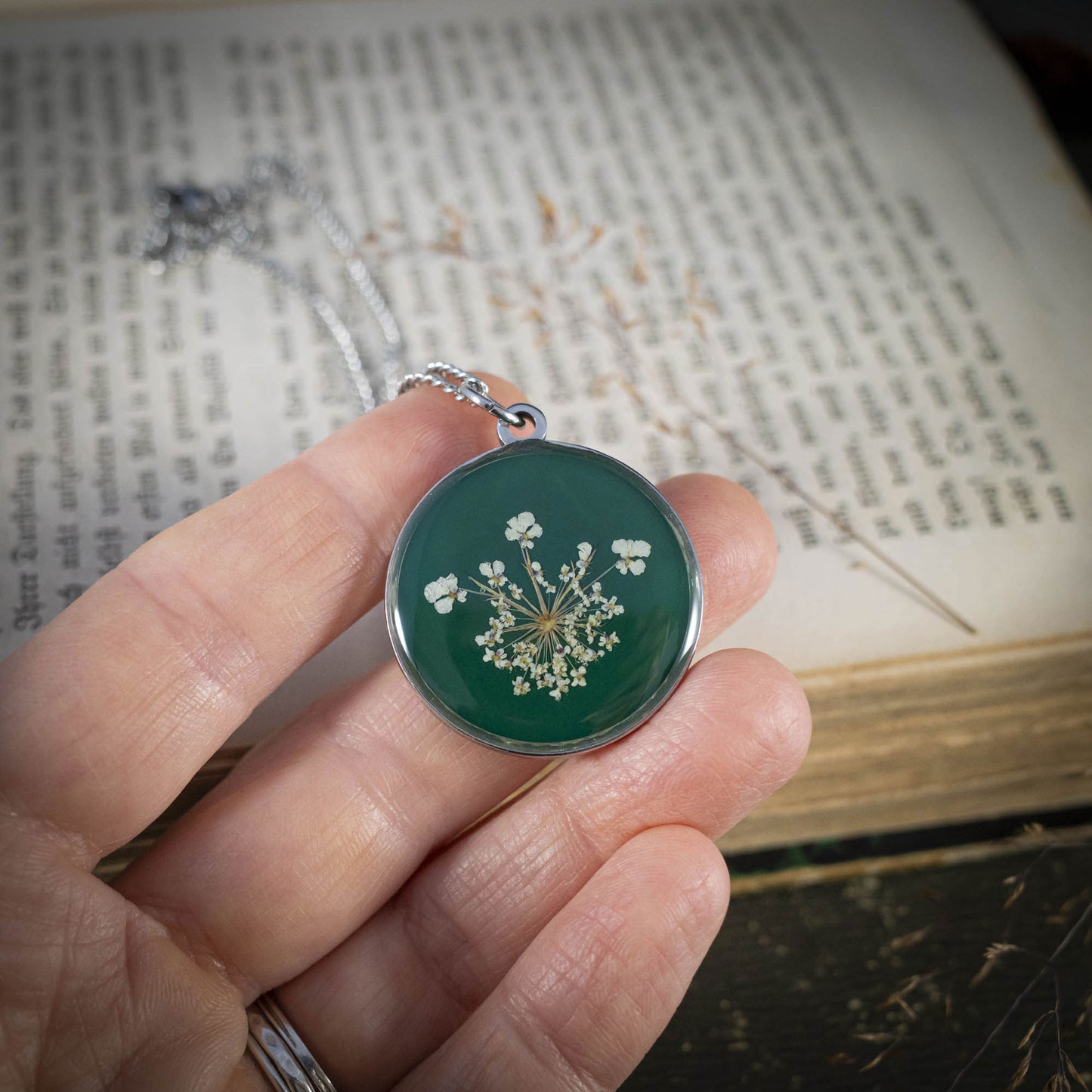 Wilde Möhre Medaillon grün, Edelstahl silberfarben