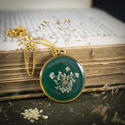 Wilde Möhre Medaillon grün, Edelstahl goldfarben