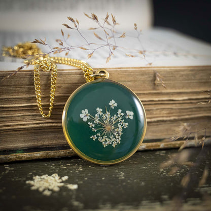 Wilde Möhre Medaillon grün, Edelstahl goldfarben