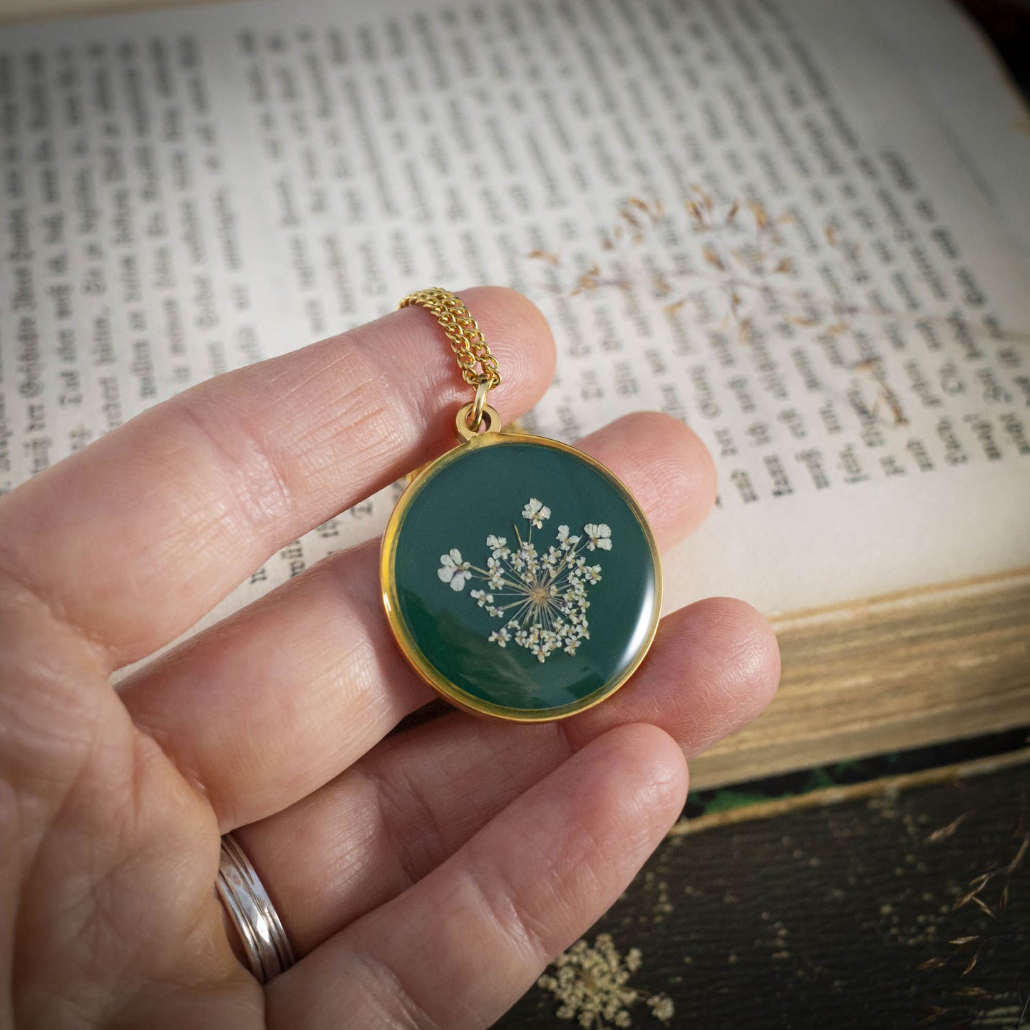 Wilde Möhre Medaillon grün, Edelstahl goldfarben