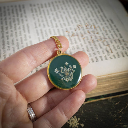 Wilde Möhre Medaillon grün, Edelstahl goldfarben