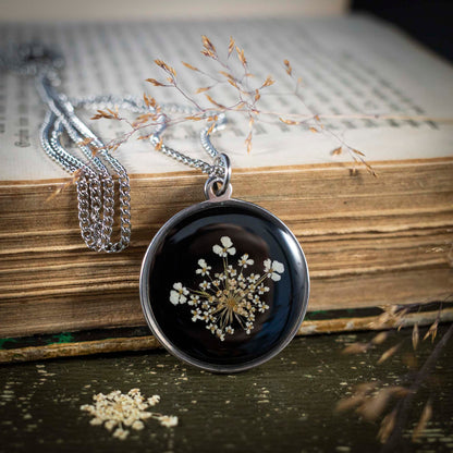 Wilde Möhre Medaillon schwarz, Edelstahl silberfarben