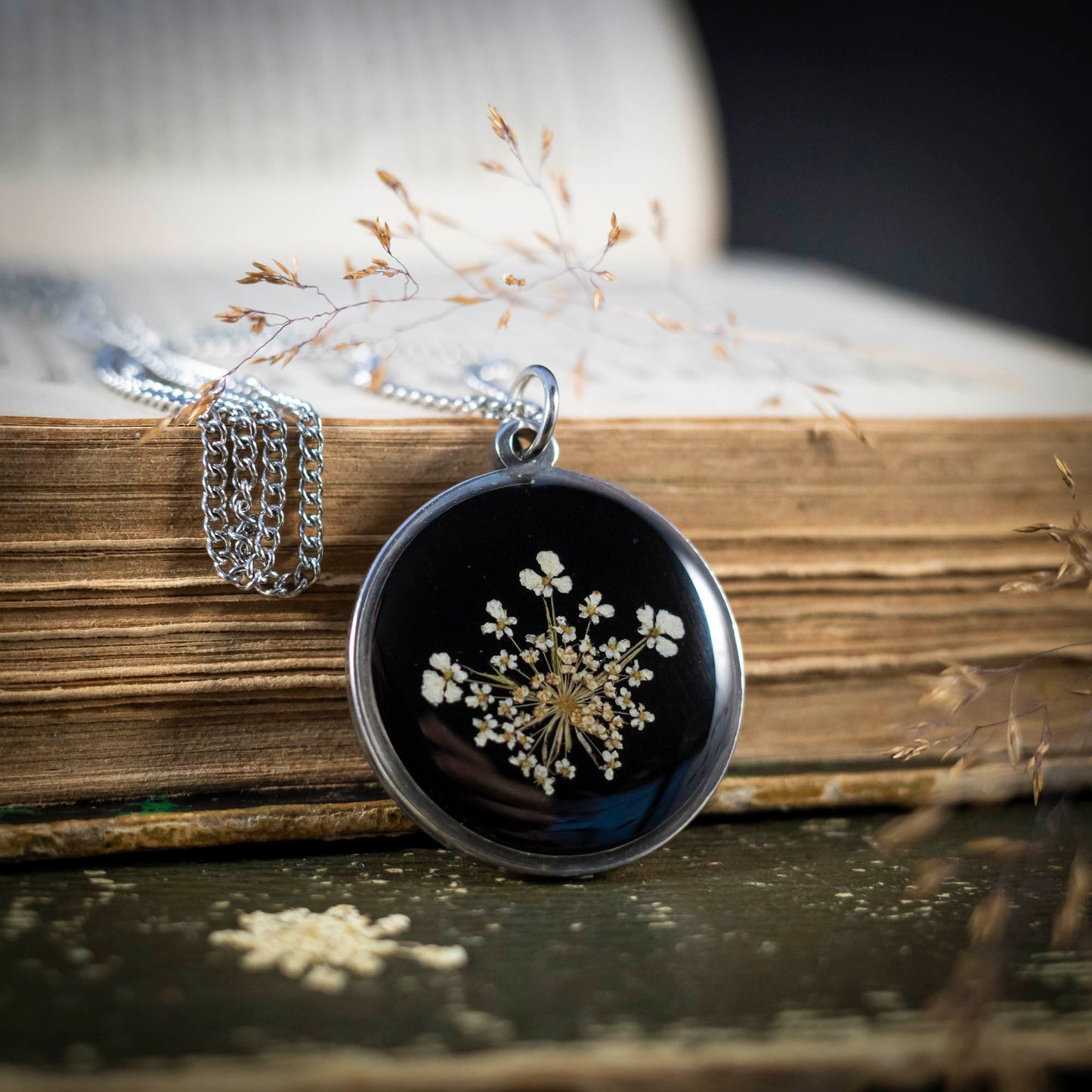 Wilde Möhre Medaillon schwarz, Edelstahl silberfarben