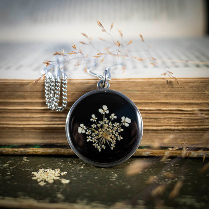 Wilde Möhre Medaillon schwarz, Edelstahl silberfarben