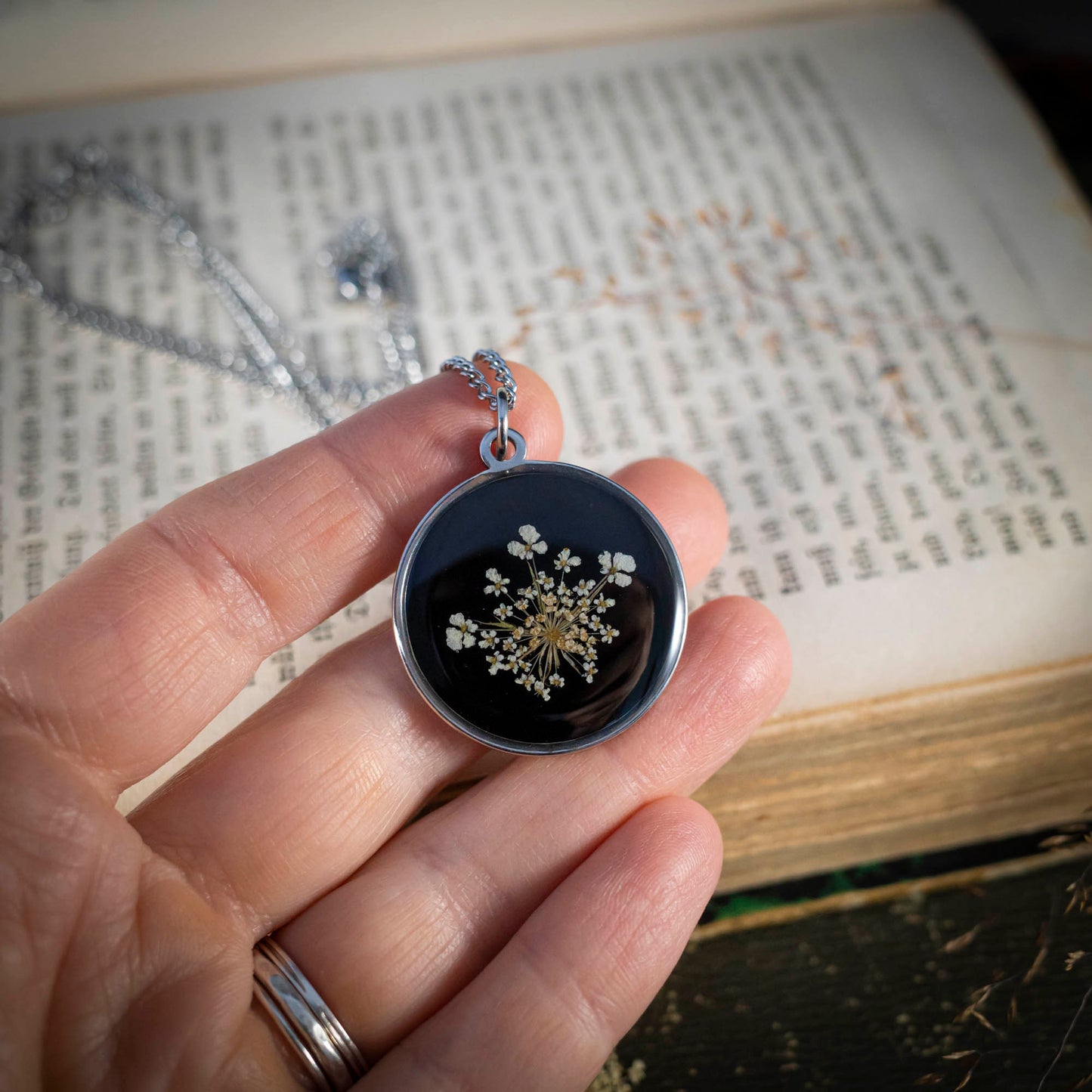 Wilde Möhre Medaillon schwarz, Edelstahl silberfarben