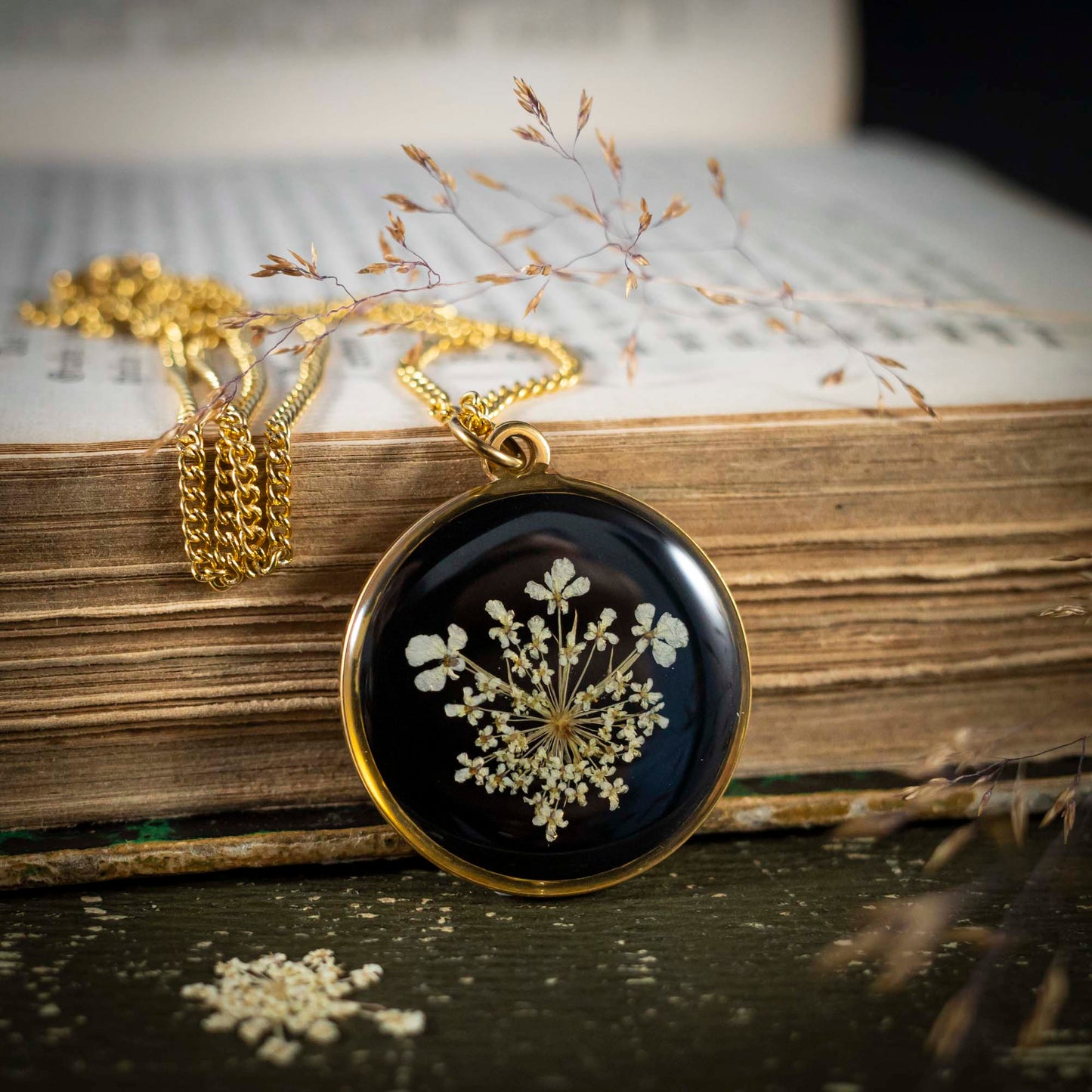 Wilde Möhre Medaillon schwarz, Edelstahl goldfarben