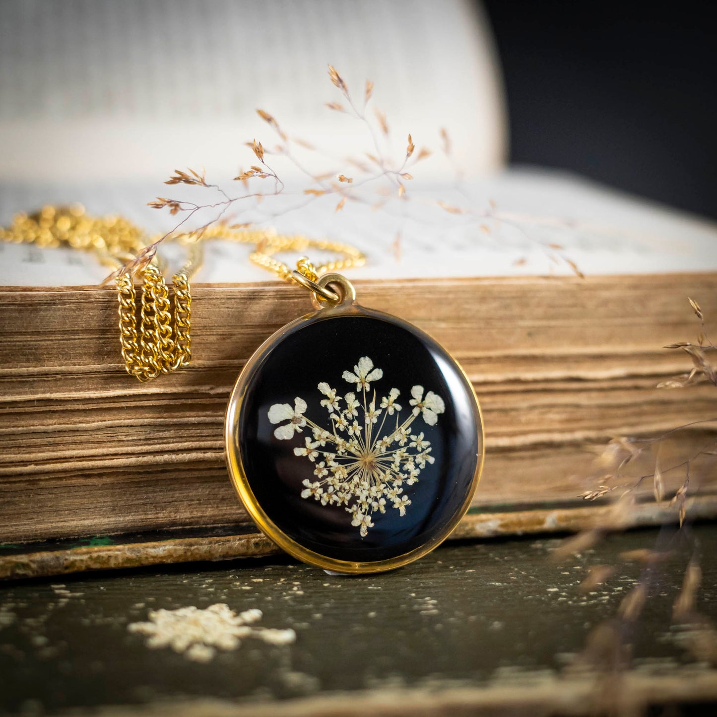 Wilde Möhre Medaillon schwarz, Edelstahl goldfarben