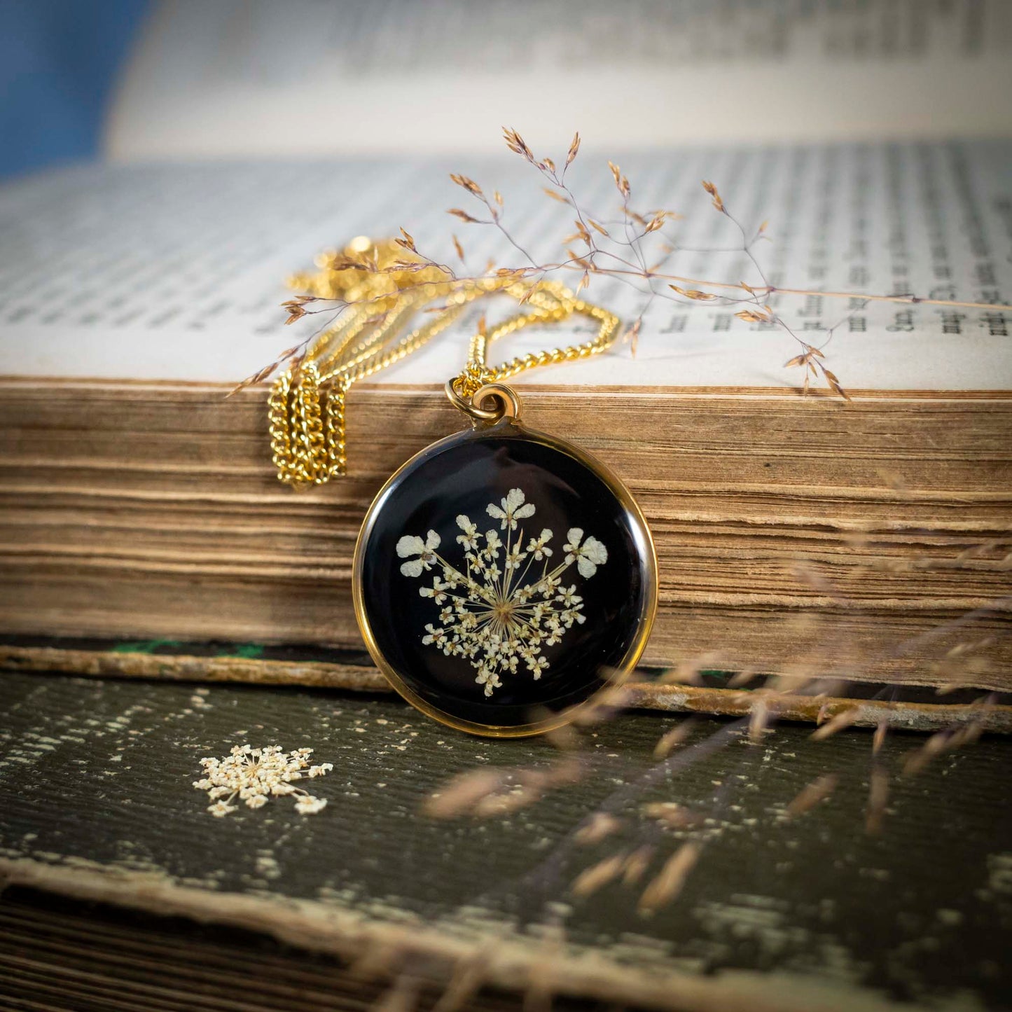 Wilde Möhre Medaillon schwarz, Edelstahl goldfarben