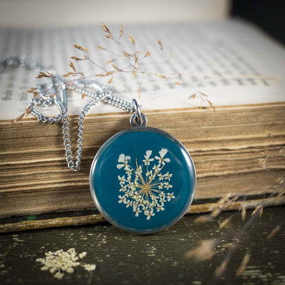 Wilde Möhre Medaillon blau, Edelstahl silberfarben