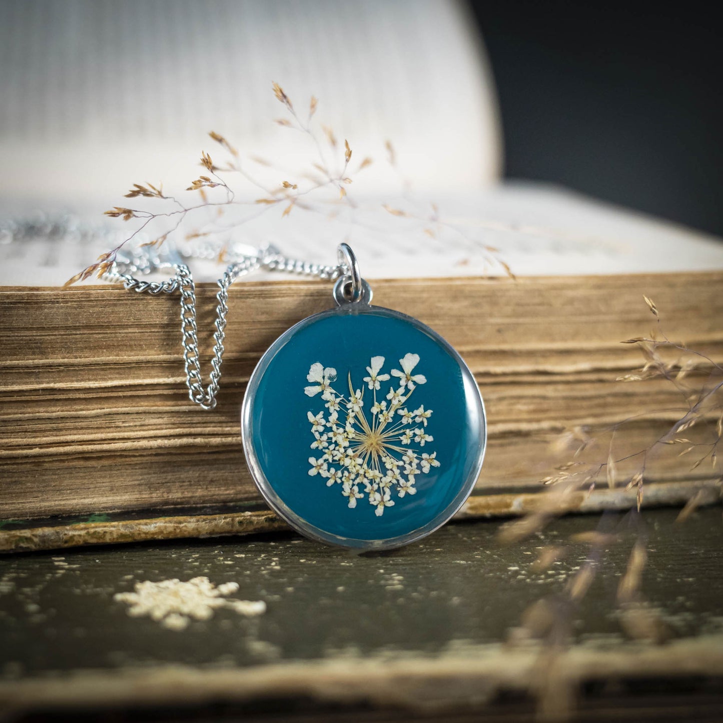 Wilde Möhre Medaillon blau, Edelstahl silberfarben