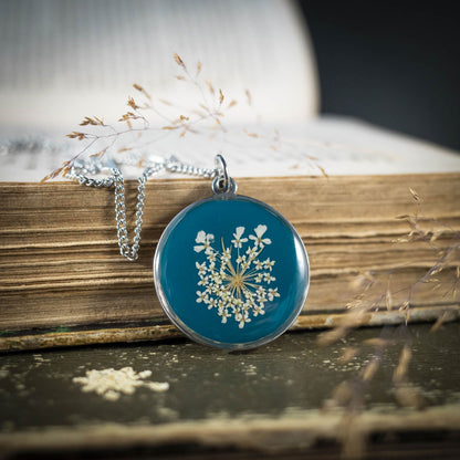 Wilde Möhre Medaillon blau, Edelstahl silberfarben