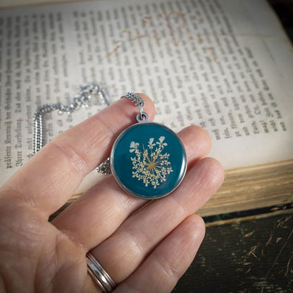 Wilde Möhre Medaillon blau, Edelstahl silberfarben