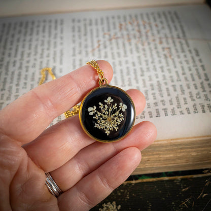 Wilde Möhre Medaillon schwarz, Edelstahl goldfarben