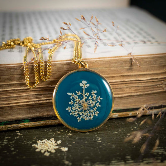 Wilde Möhre Medaillon blau, Edelstahl goldfarben