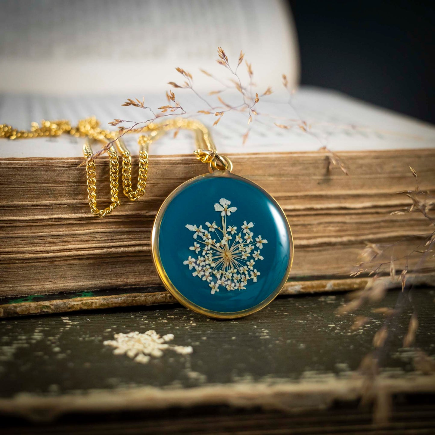 Wilde Möhre Medaillon blau, Edelstahl goldfarben