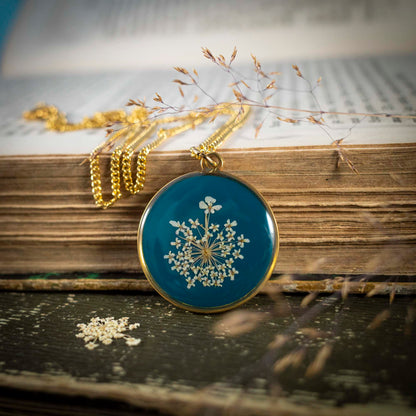 Wilde Möhre Medaillon blau, Edelstahl goldfarben