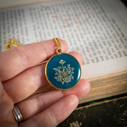 Wilde Möhre Medaillon blau, Edelstahl goldfarben