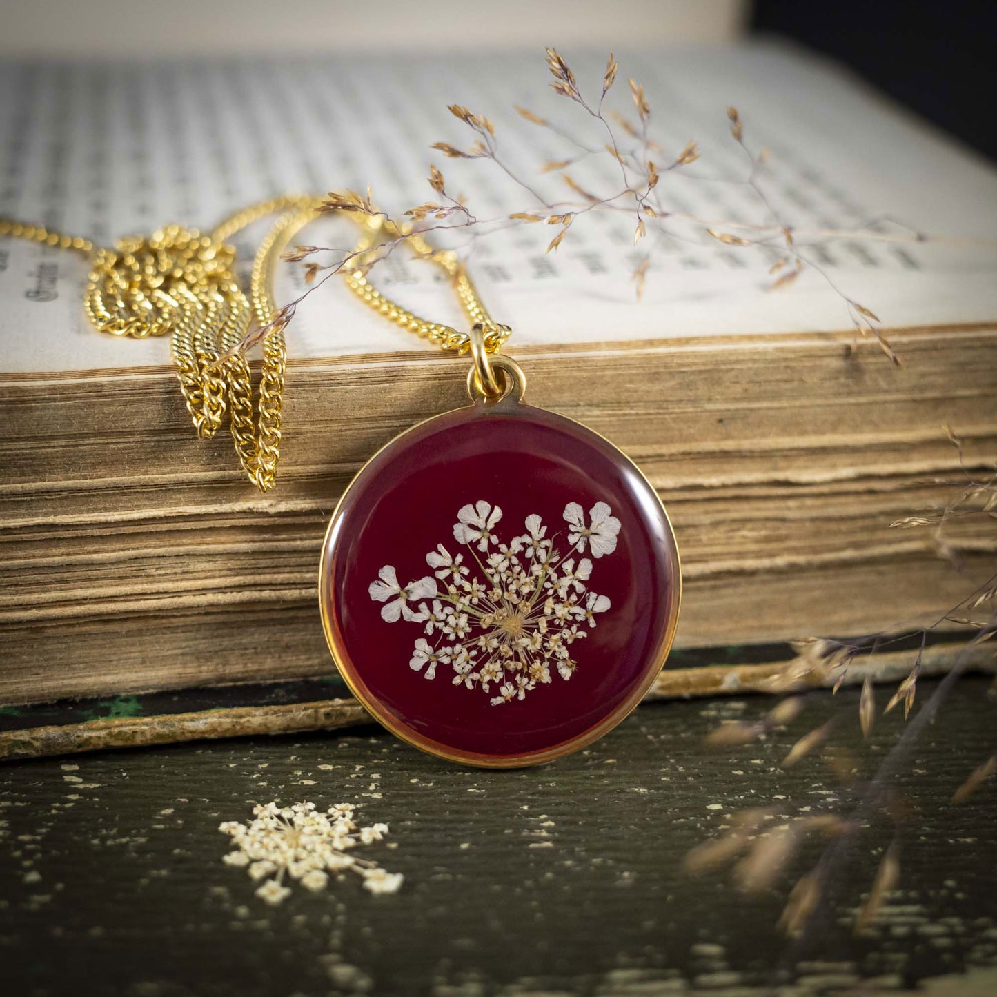 Wilde Möhre Medaillon rot, Edelstahl goldfarben