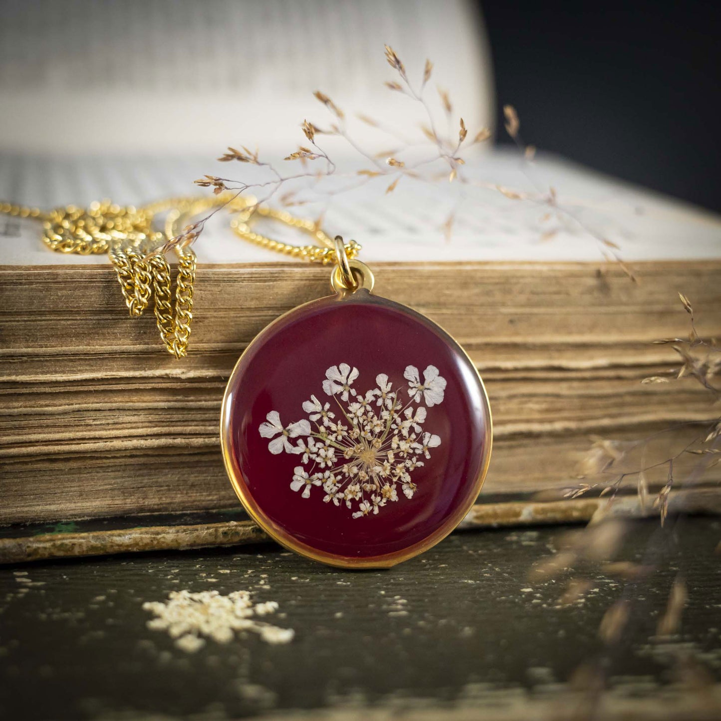 Wilde Möhre Medaillon rot, Edelstahl goldfarben