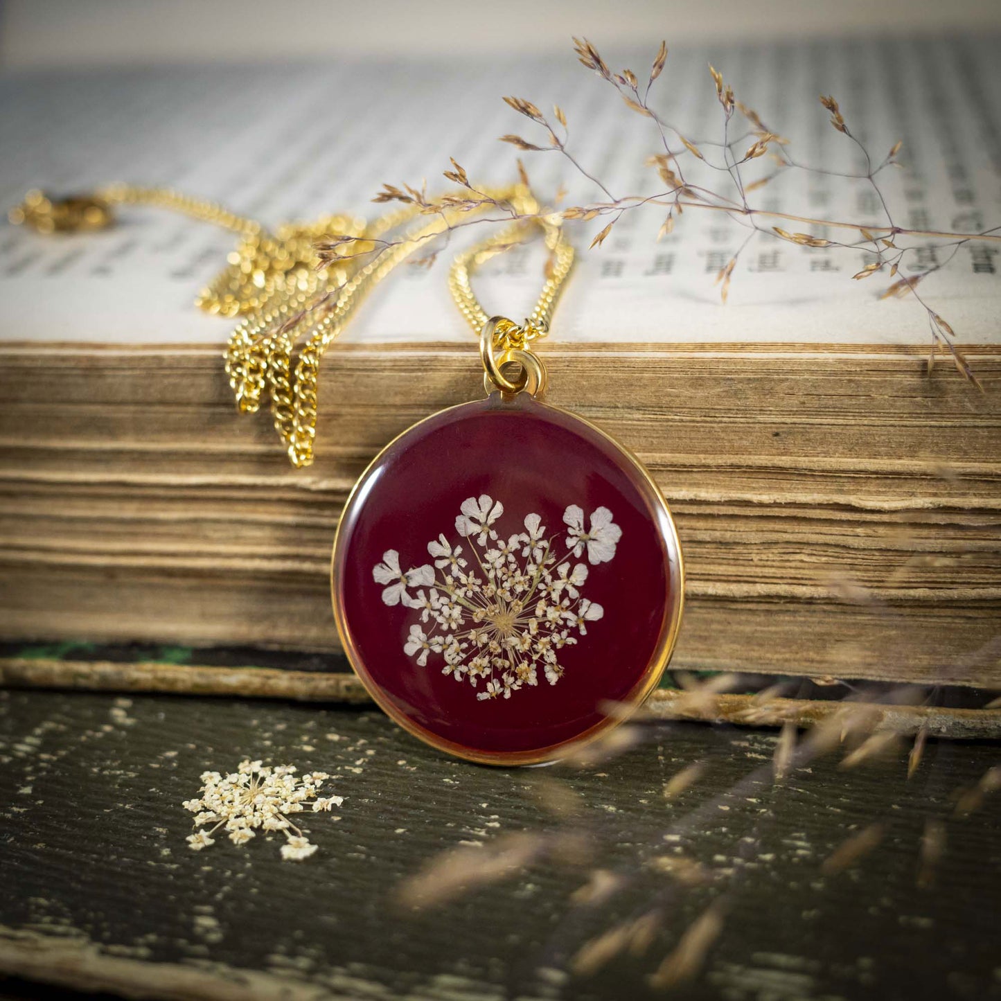 Wilde Möhre Medaillon rot, Edelstahl goldfarben