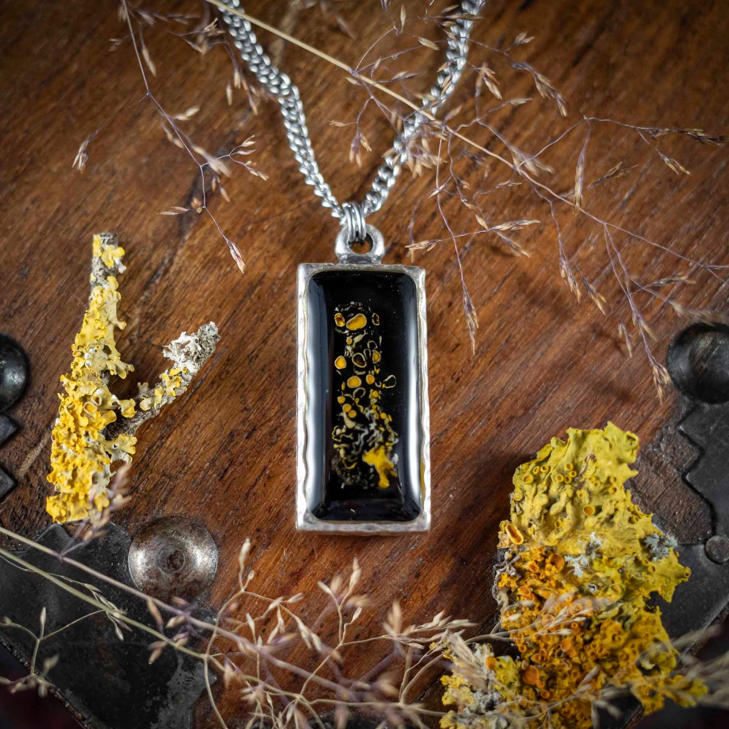 Waldleuchten - Anhänger mit gelber Flechte, rechteckig versilbert