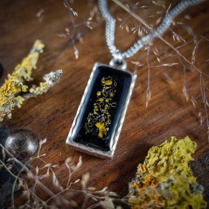 Waldleuchten - Anhänger mit gelber Flechte, rechteckig versilbert