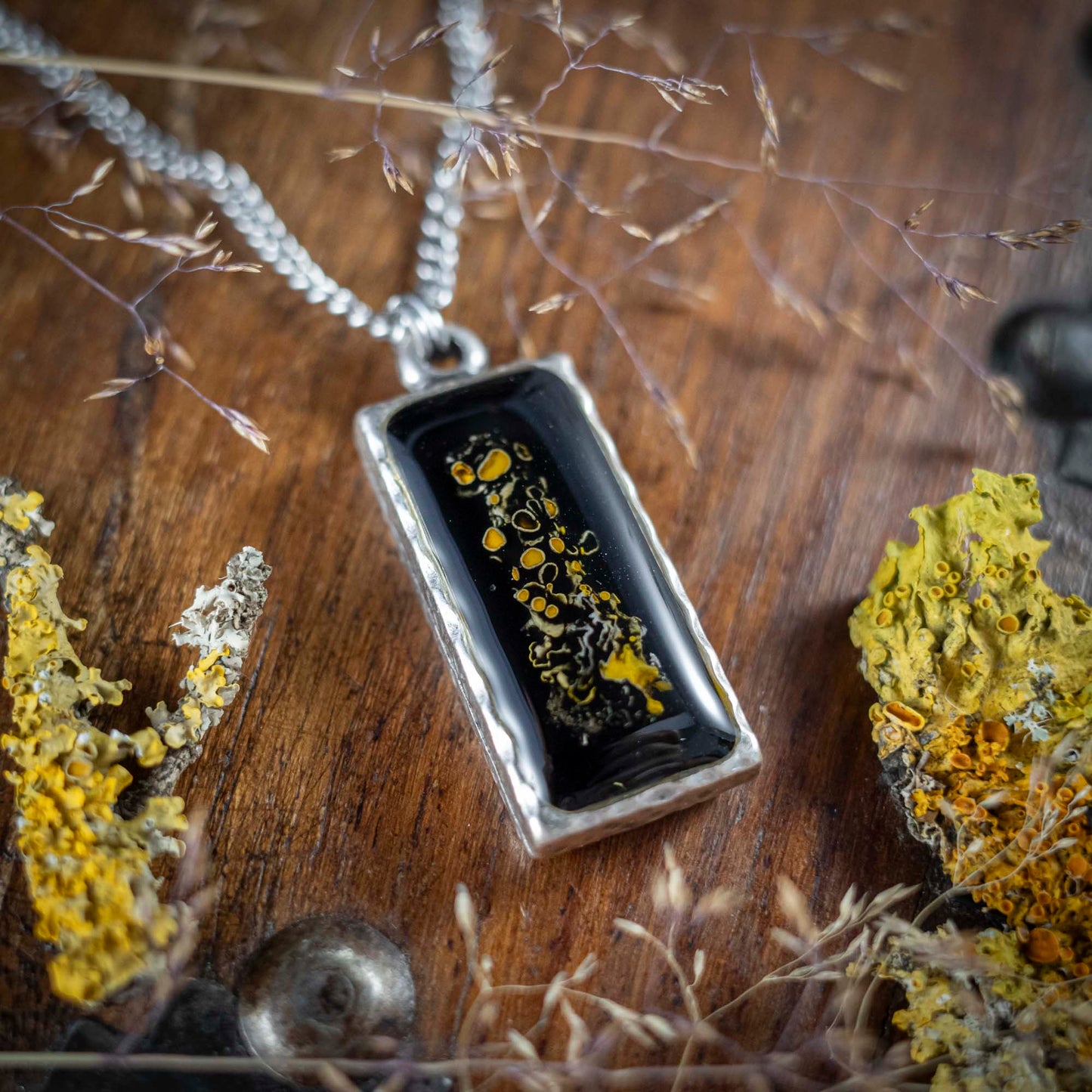 Waldleuchten - Anhänger mit gelber Flechte, rechteckig versilbert