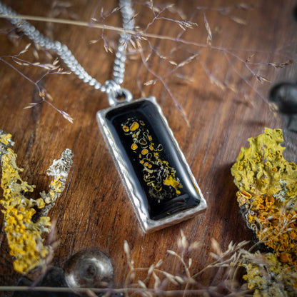 Waldleuchten - Anhänger mit gelber Flechte, rechteckig versilbert