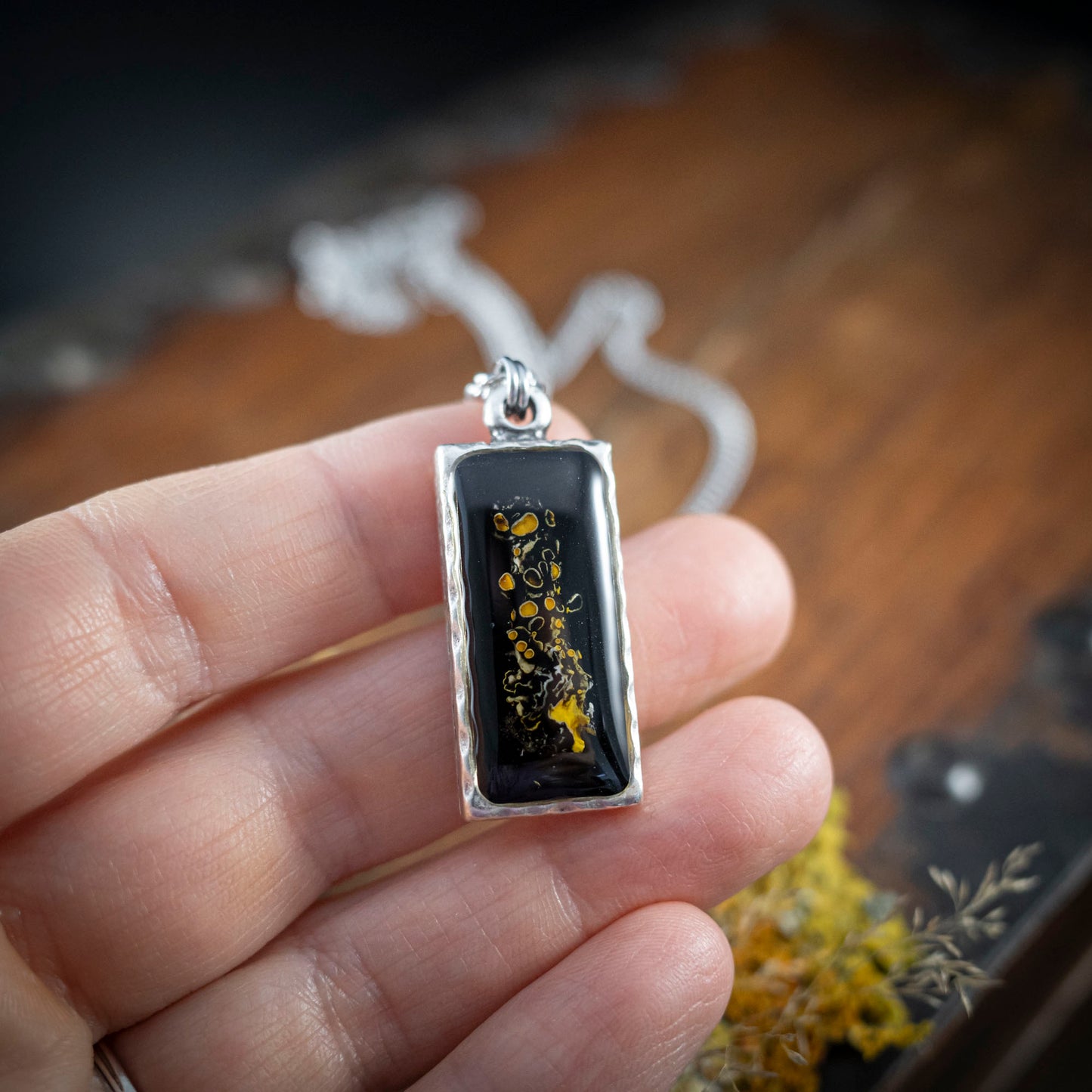 Waldleuchten - Anhänger mit gelber Flechte, rechteckig versilbert