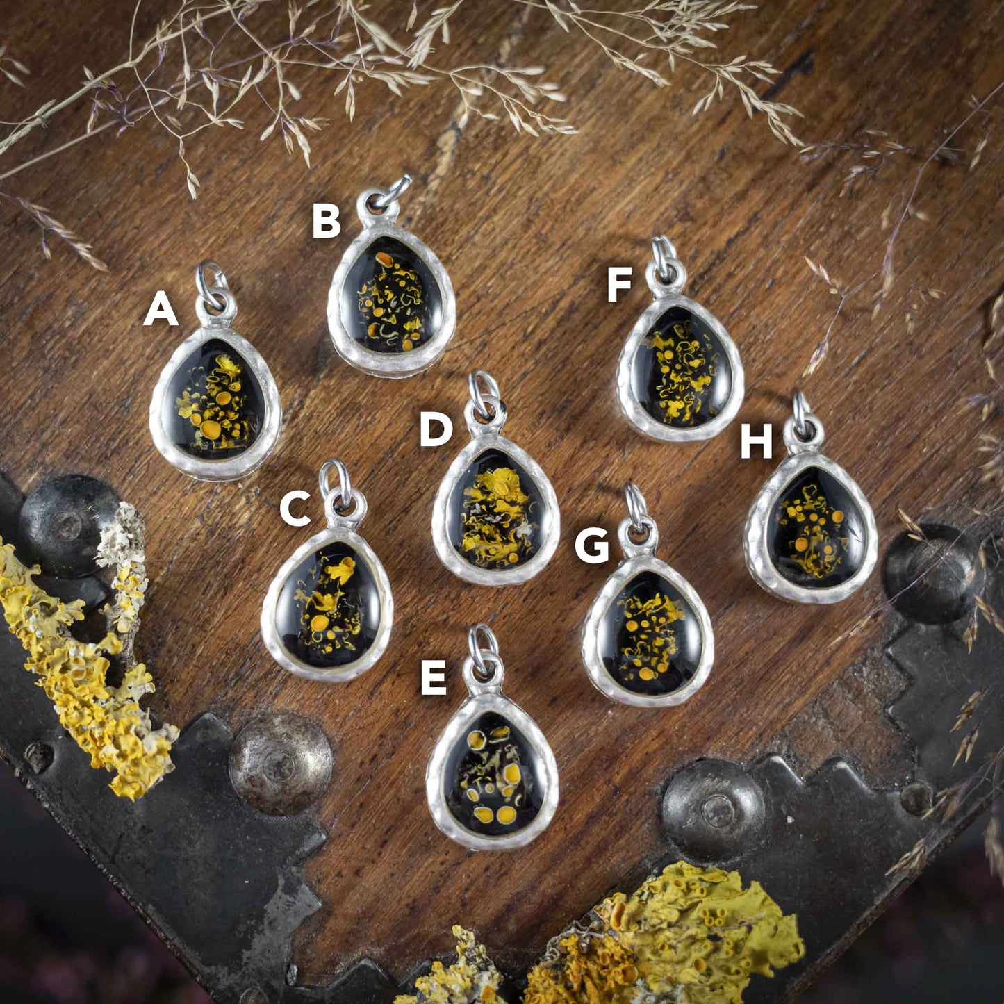 Mini Waldleuchten - Anhänger mit gelber Flechte, Tropfen versilbert