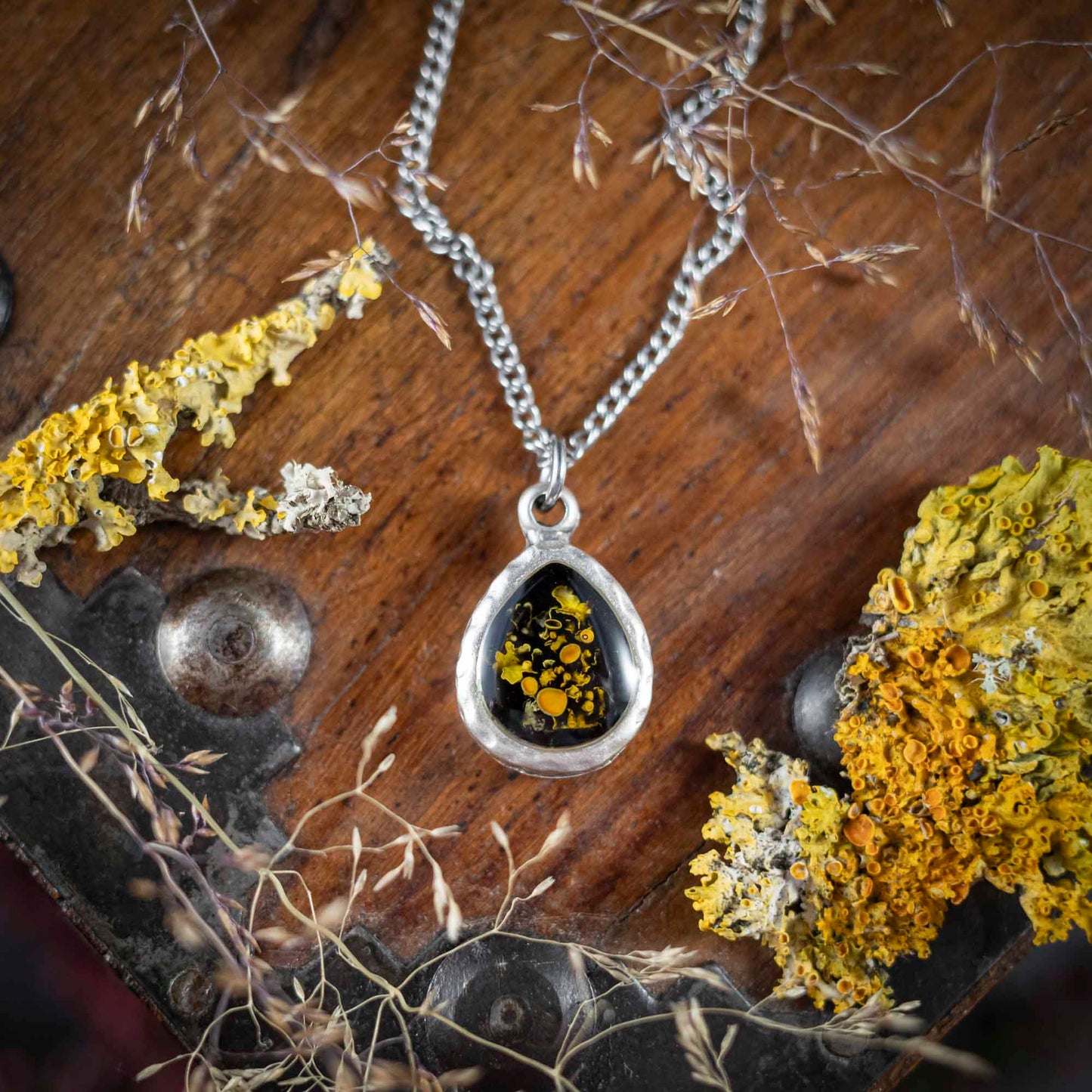 Mini Waldleuchten - Anhänger mit gelber Flechte, Tropfen versilbert