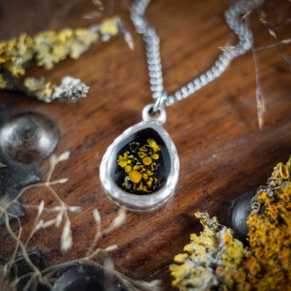 Mini Waldleuchten - Anhänger mit gelber Flechte, Tropfen versilbert