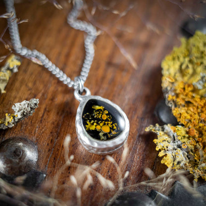 Mini Waldleuchten - Anhänger mit gelber Flechte, Tropfen versilbert