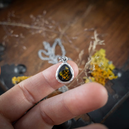 Mini Waldleuchten - Anhänger mit gelber Flechte, Tropfen versilbert